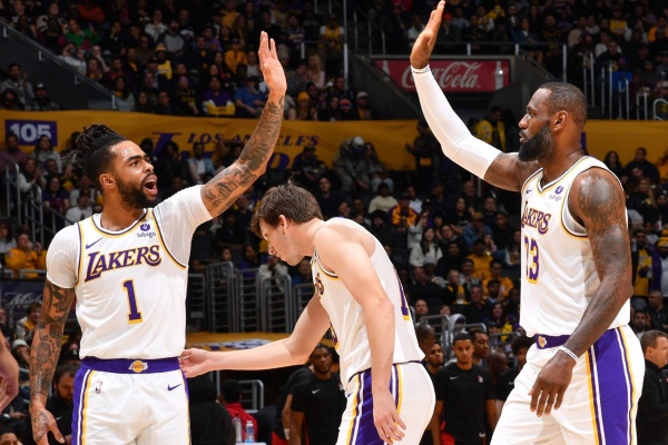 NBA常規(guī)賽：鮑爾9記三分轟30+11 湖人主場爆冷不敵黃蜂遭逆轉(zhuǎn)